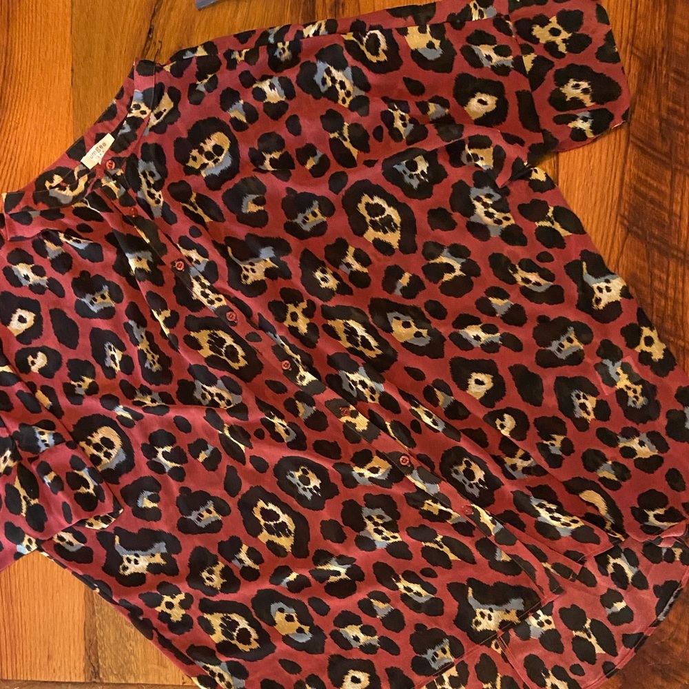 Umgee Lightweight Animal Print on Amber Background Top, Super Comfy, Size Large